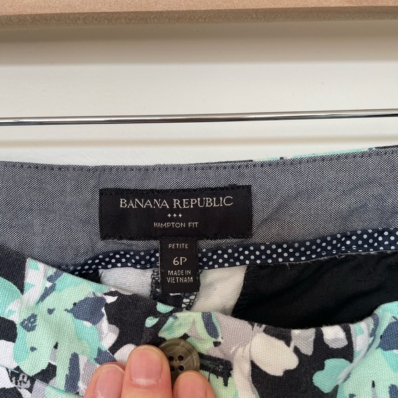 Banana republic floral shorts. - Picture 2 of 3